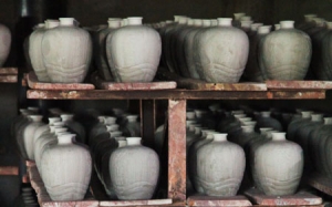 為什么多數(shù)酒廠都選擇陶瓷瓶或玻璃瓶裝白酒呢？